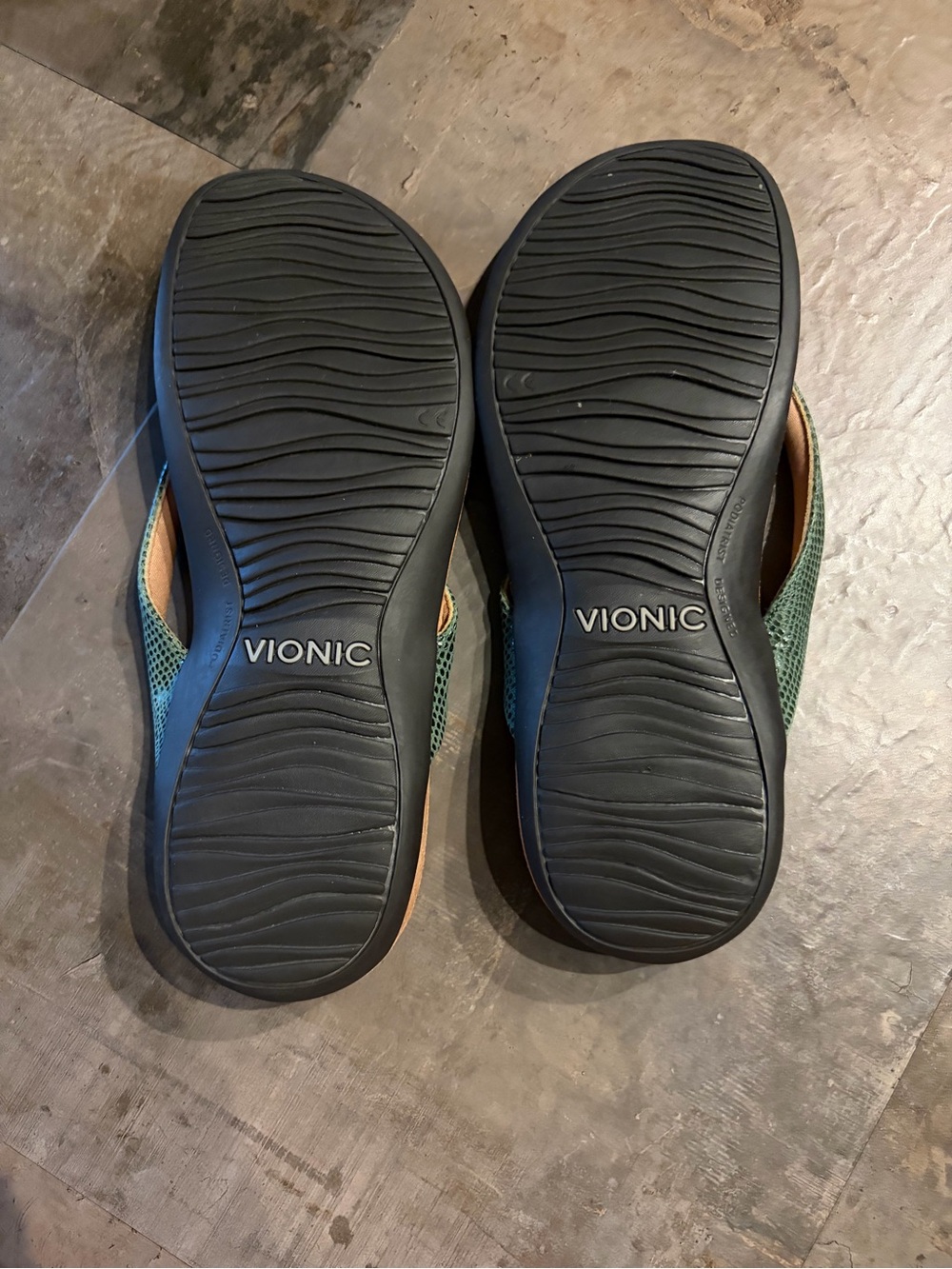 Vionic Green Textured Strap Flip Flop Sandals with Tan Footbed - Picture 2 of 4